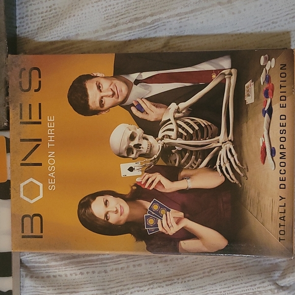 Bones Season 1, 2, 3 DVD Sets - Picture 4 of 4